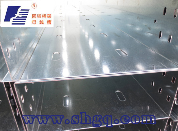 托盤式電纜橋架廠*** 托盤式電纜橋架生產(chǎn)工廠