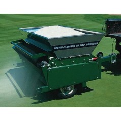 球場(chǎng)專供拖掛式覆沙機(jī)  覆沙機(jī)工作環(huán)境